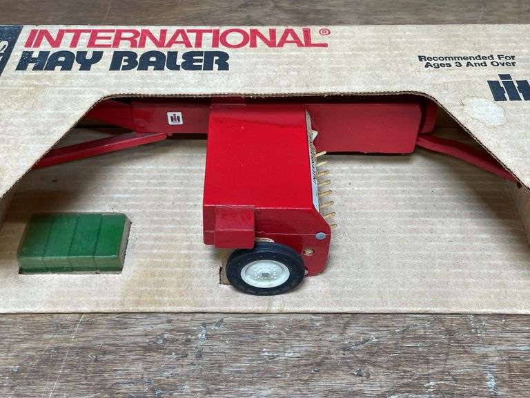 1/16 IH Baler NIB Ertl