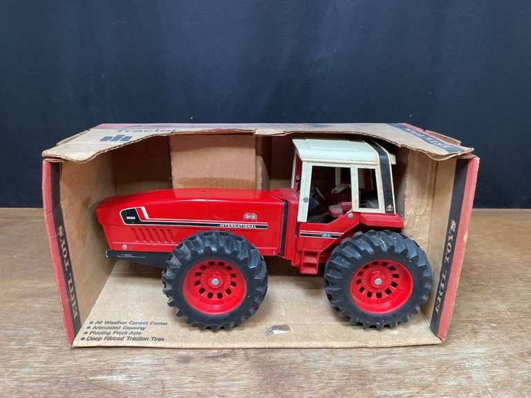 1/16 IH 3588 NIB Ertl image