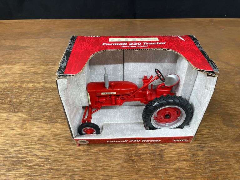 1/16 Farmall 230 NIB Ertl