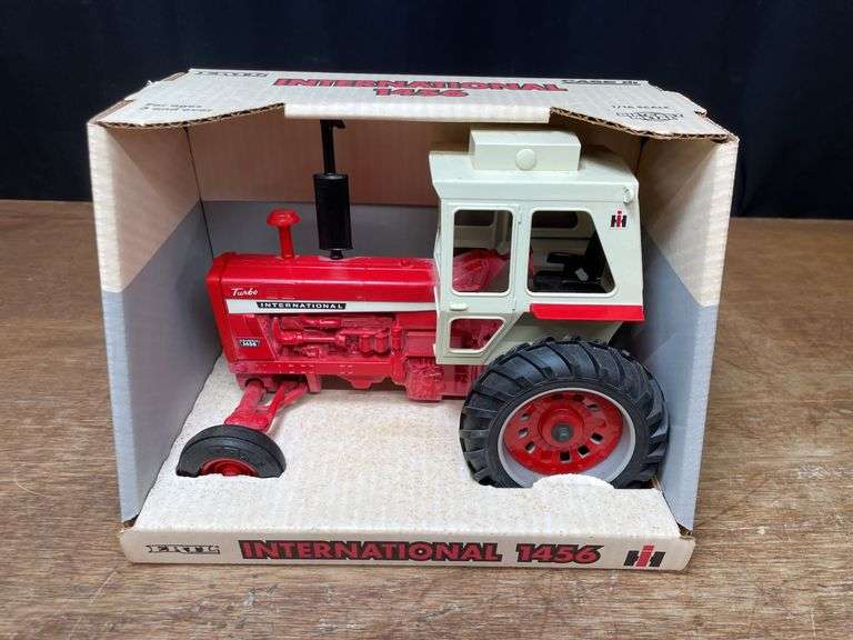 1/16 IH 1456 NIB Ertl image