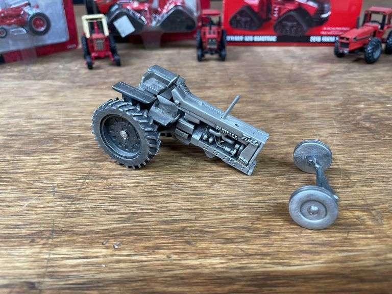 (8) 1/64 + 1/43 IH + Case-IH Tractors