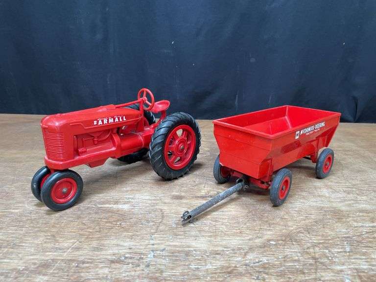 (2) 1/16 Farmall M + Wagon Product Miniature image