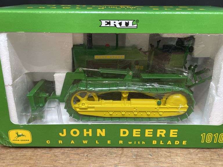 1/16 John Deere 1010 Crawler 2001 Plow City NIB Ertl
