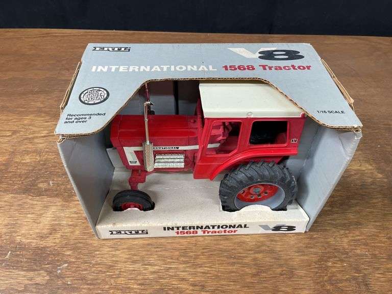 1/16 IH 1568 NIB Ertl
