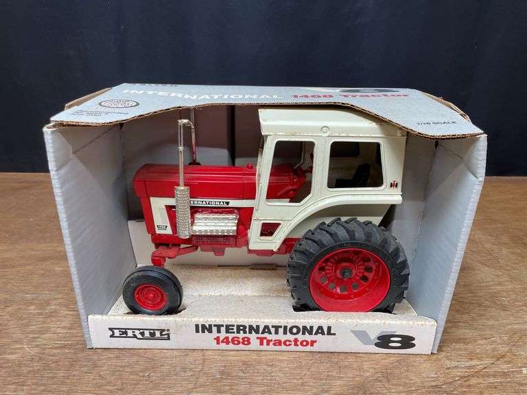 1/16 IH 1468 NIB Ertl image