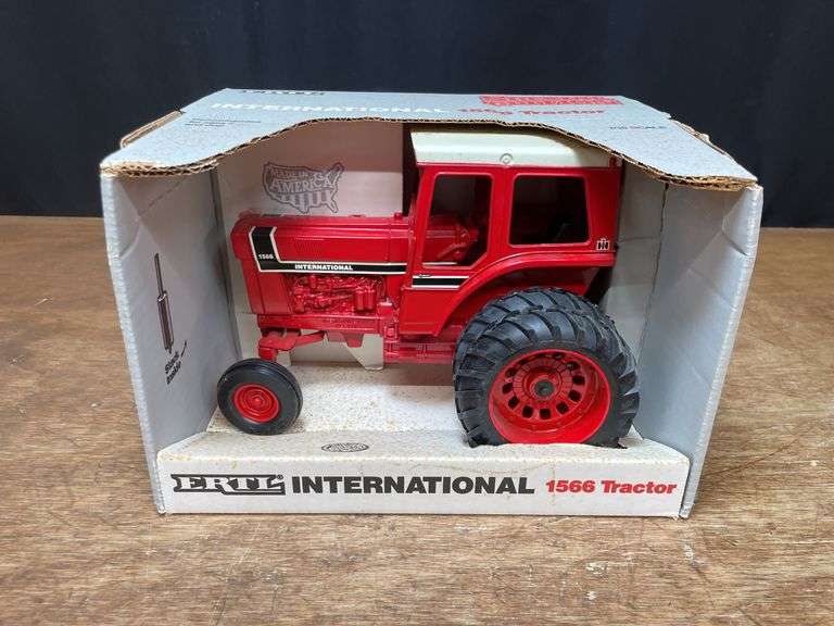 1/16 IH 1566 NIB Ertl image