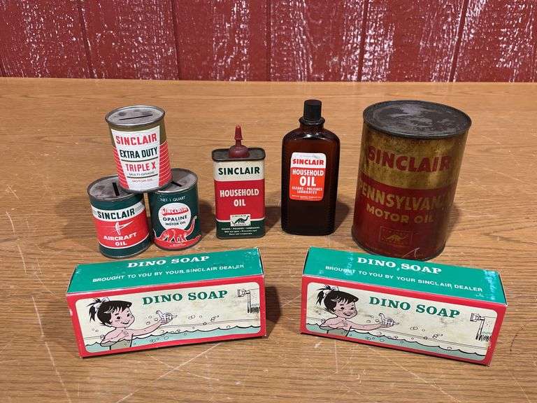 Various Sinclair Memorabilia and Motor Oil Can image