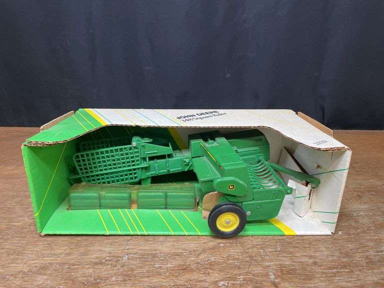 1/16 John Deere 348 Baler NIB Ertl image