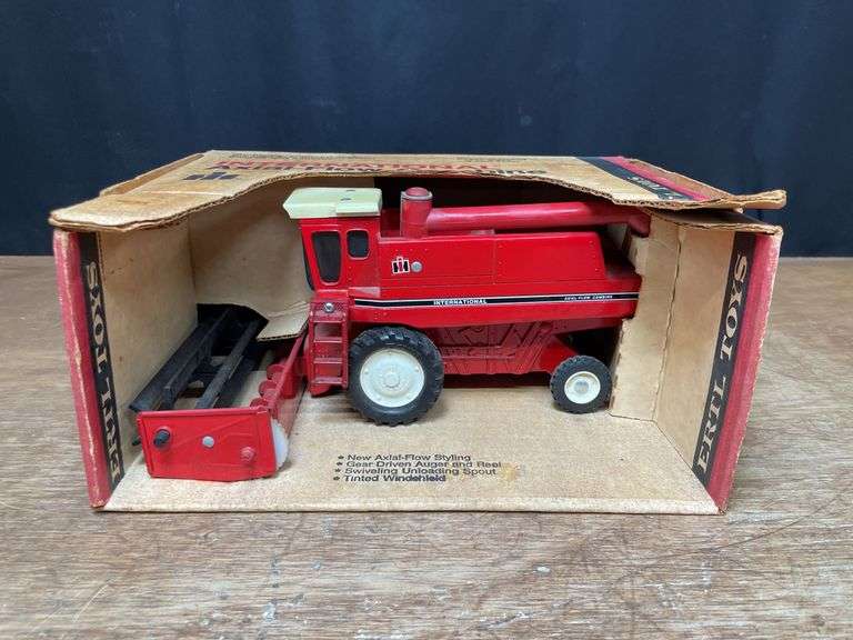 1/32 IH Combine NIB Ertl image