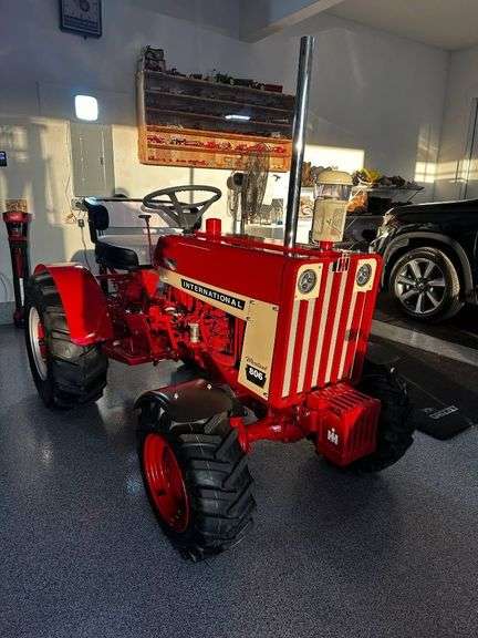 International Harvester Half-Scale IH 806 Wheatland FWA