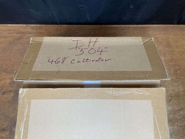 1/16 Farmall 504 w/Cultivators 2007 SFTS NIB SC