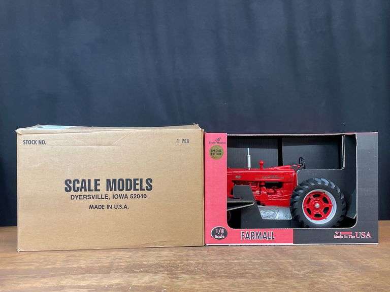 1/8 Farmall 400 Special Edition NIB SM image
