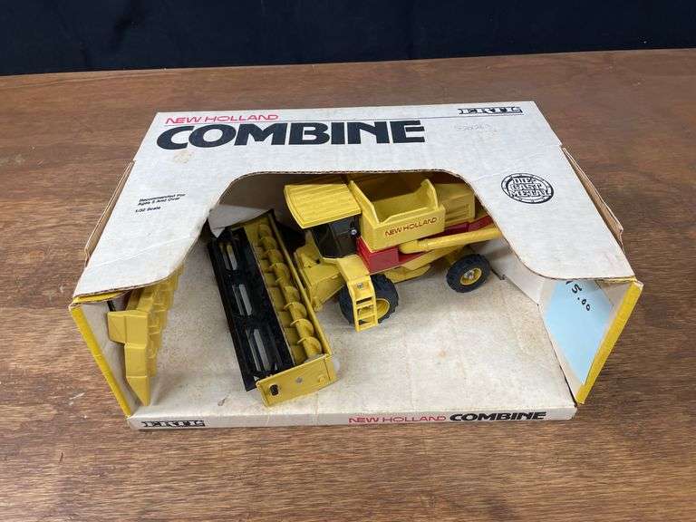 1/32 New Holland Combine NIB Ertl