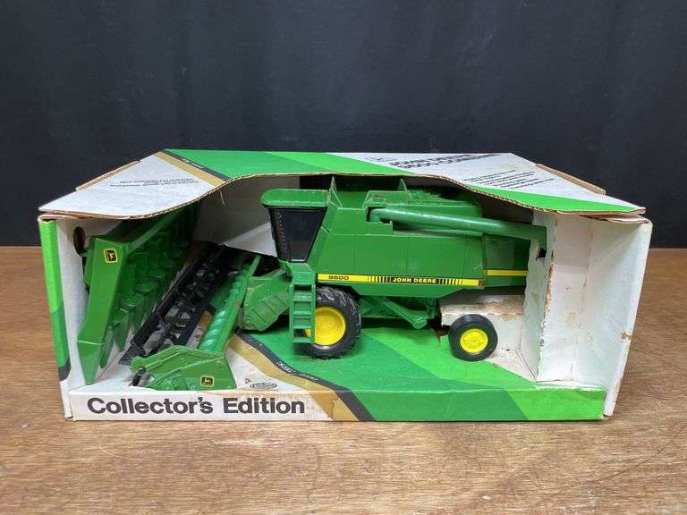 1/28 John Deere 9600 Combine Collector NIB Ertl image