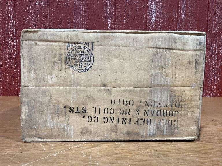 Vintage box of "GULFSPRAYERS" #387 from Gulf Oil Corporation, containes twelve 1-quart units of Gulfspray.