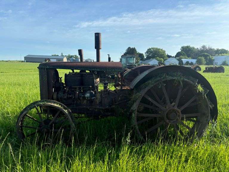 Huber 4 Cylinder Tractor image