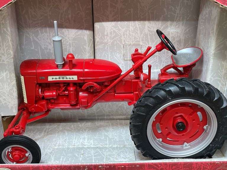 1/16 Farmall 230 NIB Ertl