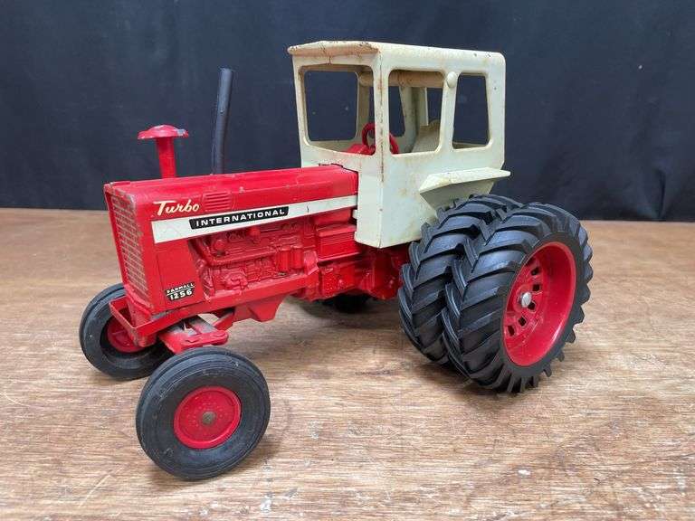 1/16 IH 1256 Ertl image