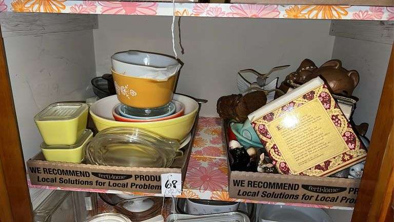 Vintage Pyrex and Assorted Trinkets image