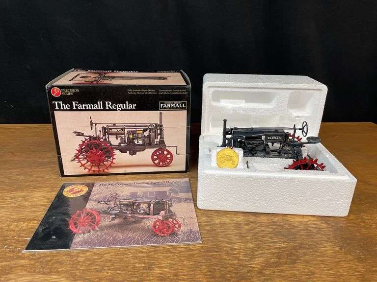 1/16 Farmall Regular Precision NIB Ertl image