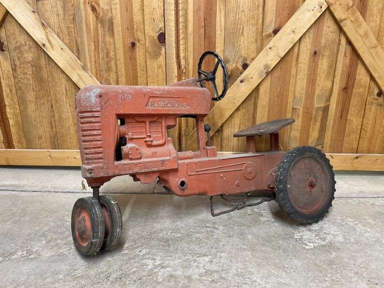 Farmall 400 Pedal Tractor Eska image