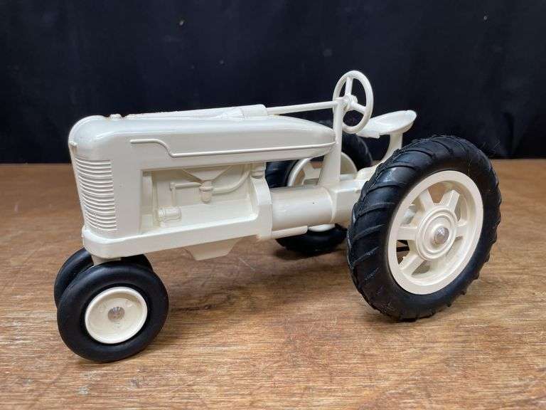 1/16 Farmall M White Yoder image