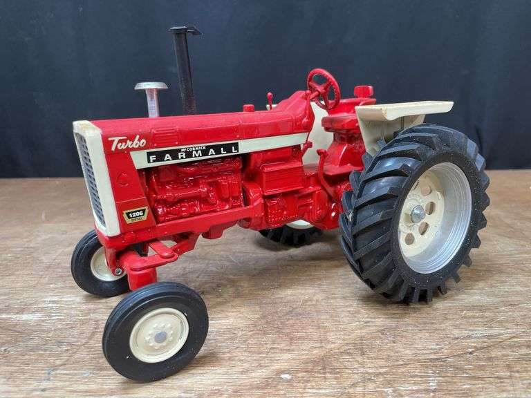 1/16 Farmall 1206 1993 Ontario NIB SM