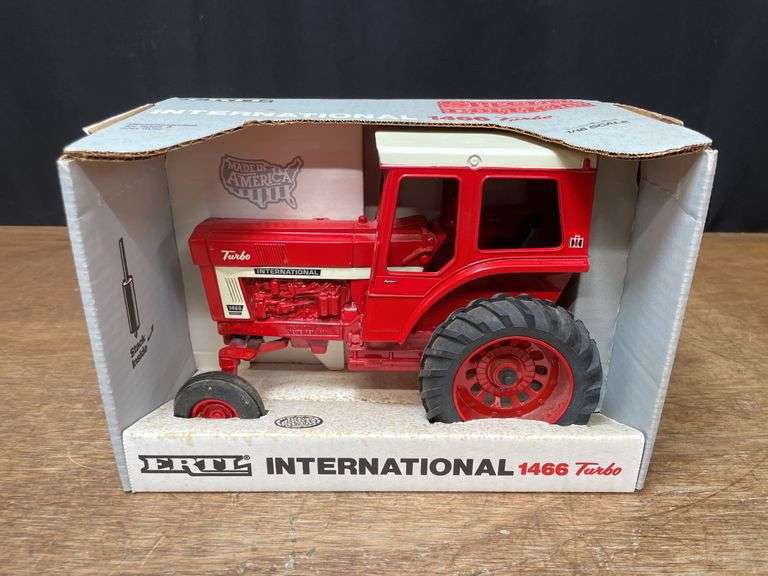 1/16 IH 1466 NIB Ertl image