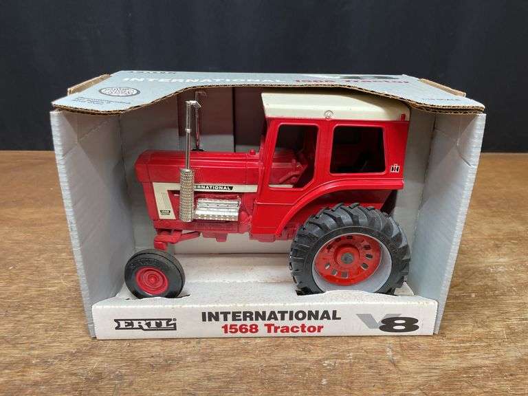 1/16 IH 1568 NIB Ertl image