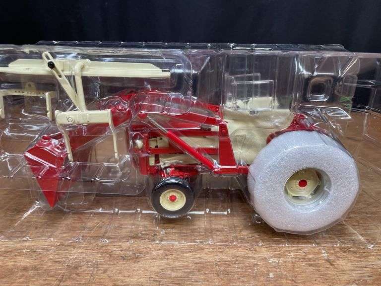 1/16 IH 460 w/Loader 2009 Red Power NIB Ertl