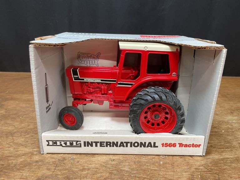 1/16 IH 1566 NIB Ertl image