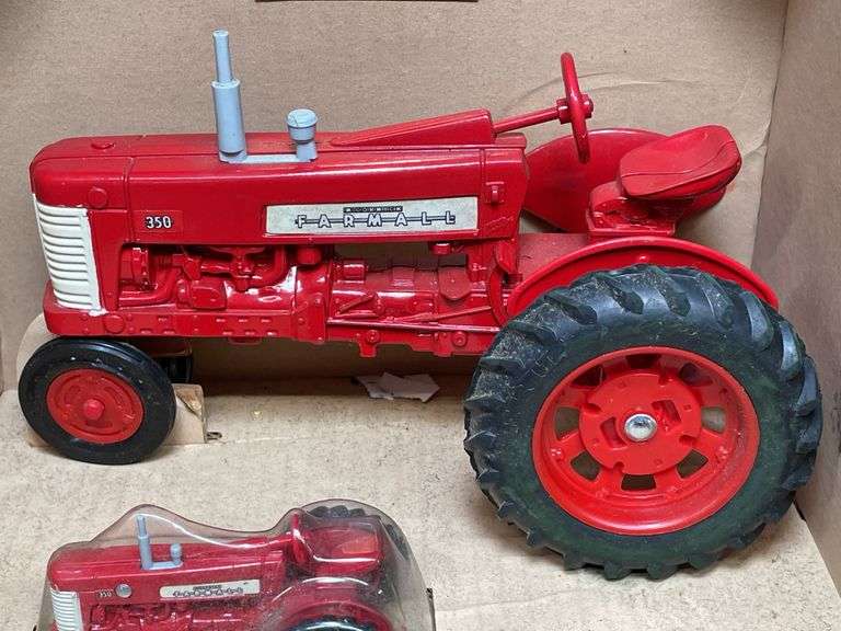 1/16 Farmall 350 Set NIB Ertl