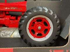 1/8 Farmall 400 Special Edition NIB SM
