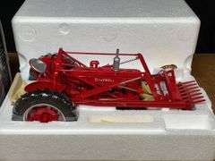 1/16 Farmall MD w/Loader Precision NIB Ertl