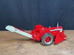 1/16 Farmall 560 w/Picker Precision Ertl
