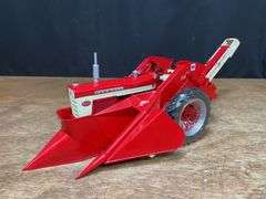 1/16 Farmall 560 w/Picker Precision Ertl