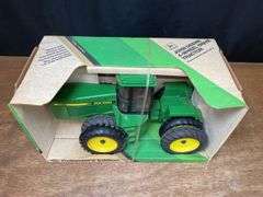 1/16 John Deere 8760 Collector NIB Ertl
