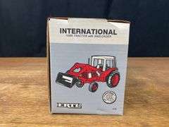 1/16 IH 1586 w/Loader NIB Ertl