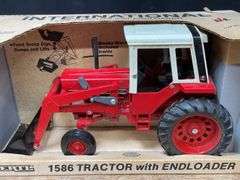 1/16 IH 1586 w/Loader NIB Ertl