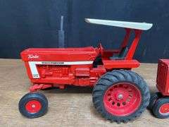 (2) 1/16 Farmall 806 + IH 1066 Ertl