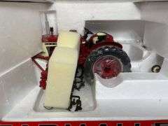 1/16 Farmall 504 w/Cultivators 2007 SFTS NIB SC