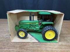 1/16 John Deere 4850 1982 New Orleans NIB Ertl