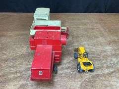 (2) 1/24 IH 915 Combine + 1/16 Cub Cadet Ertl