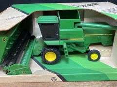 1/24 John Deere Titan II Combine NIB Ertl