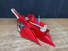 1/16 Farmall 560 w/Picker Precision Ertl