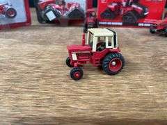 (8) 1/64 + 1/43 IH + Case-IH Tractors