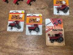 (13) 1/64 IH + Case-IH Tractors Ertl