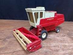 (2) 1/24 IH 915 Combine + 1/16 Cub Cadet Ertl