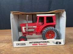 1/16 IH 1568 NIB Ertl