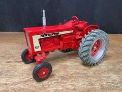 1/16 Farmall 706 1992 Ontario NIB SM